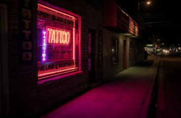 Letras corpóreas retroiluminadas: cómo iluminan tu marca